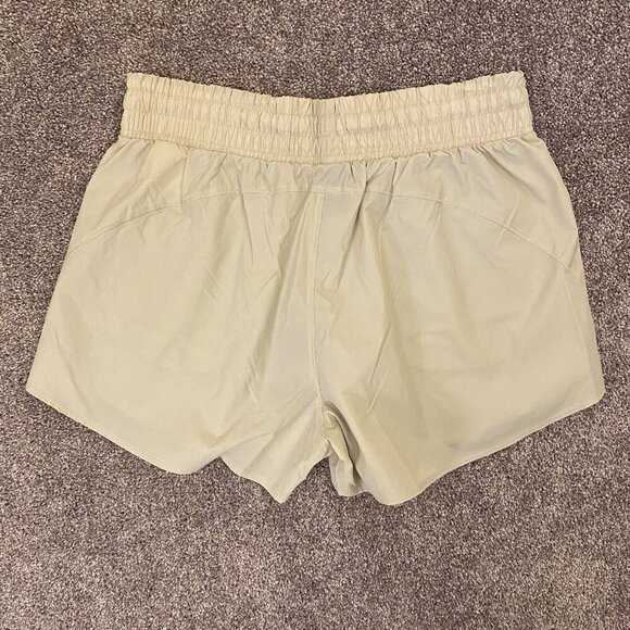 Under Armour Women's Flex Woven 3” Shorts Size M Beige Athletic Pockets NWT $45 - Picture 5 of 11